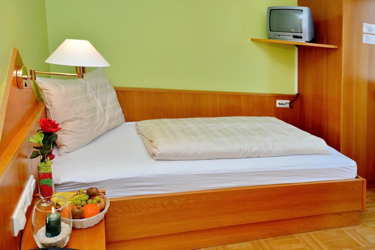 Bildungshaus Schloss Krastowitz Hotel Клагенфурт Екстериор снимка
